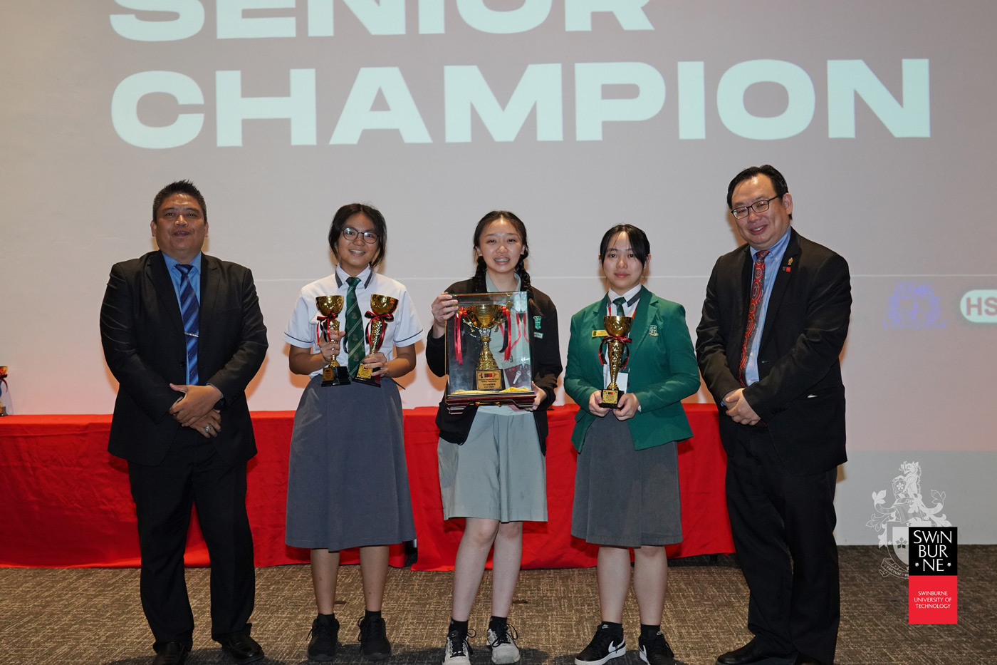 Senior champions (from second left) Glenys Wong, Michelle Ting Chiong Sung and Rachael Chai Xin Ru with Mr Dennis Nur Amin Abdullah (left) and Ir Professor Lau Hieng Ho (right).