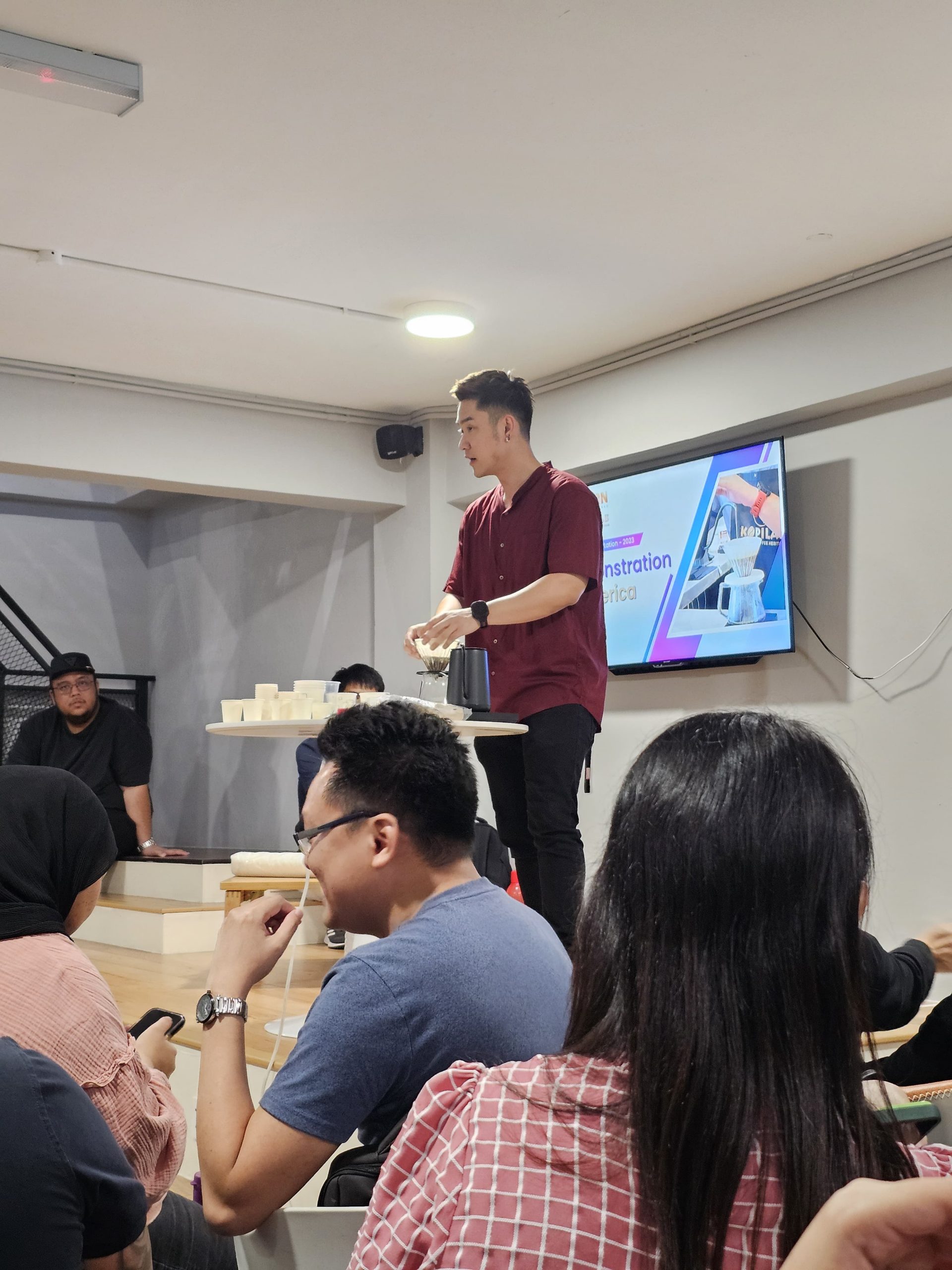 Leo Tang, Store Manager KOPILAB, demonstrating the methods of testing different types of coffee beans.