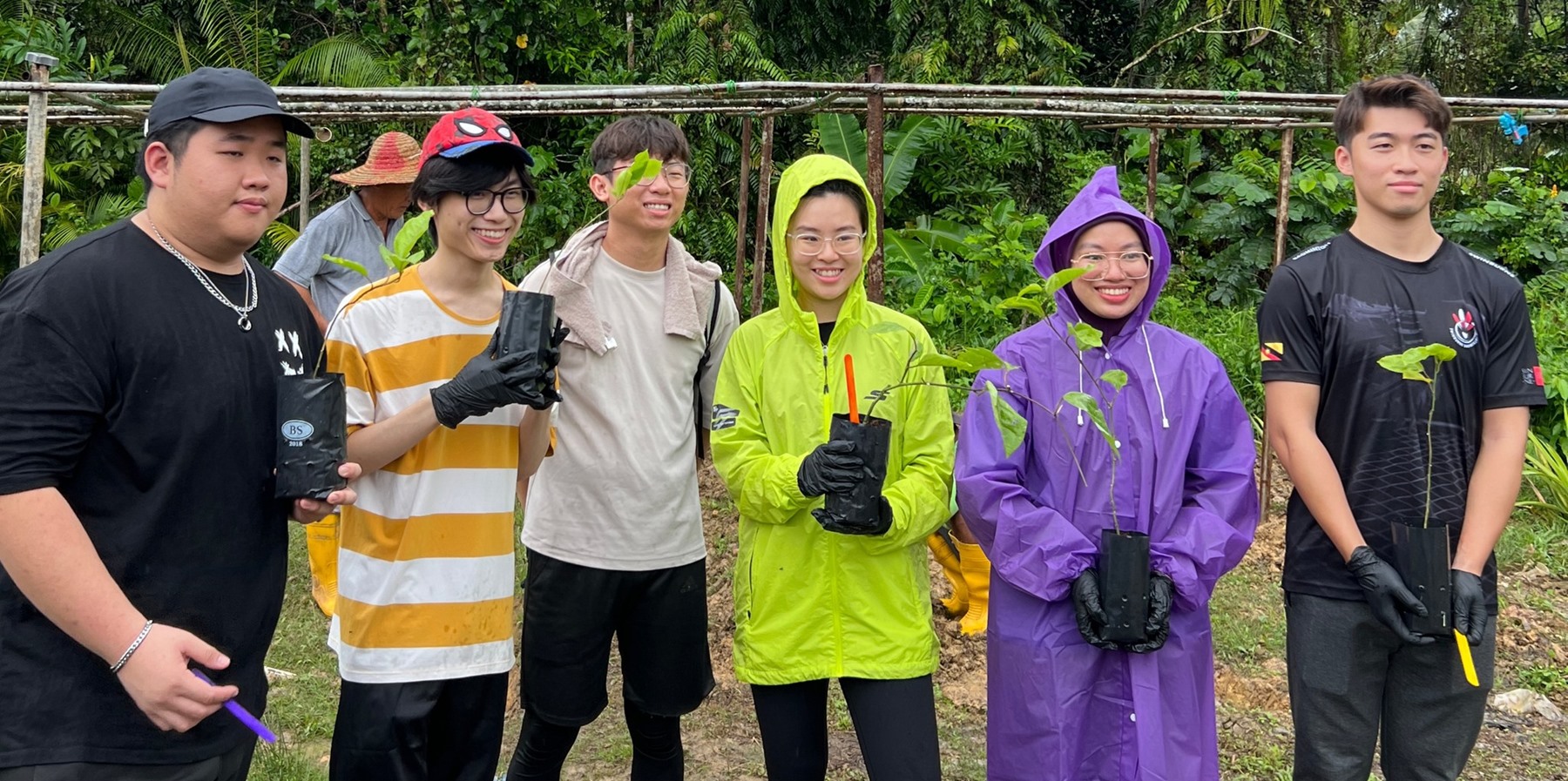 Students engage in Design Thinking to empathise with farming community challenges and ideate sustainable solutions during a farm-based learning experience under Dr Wee’s mentorship.