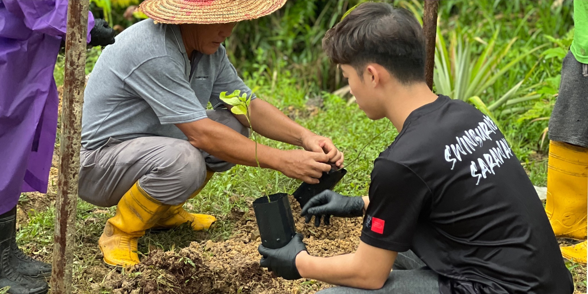 Students engage in Design Thinking to empathise with farming community challenges and ideate sustainable solutions during a farm-based learning experience under Dr Wee’s mentorship.