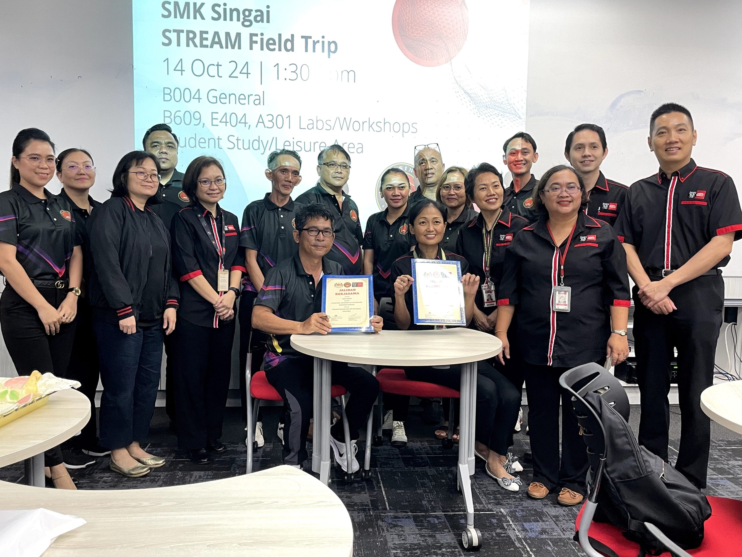 The signing of a Memorandum of Partnership between Swinburne Sarawak’s STREAM Team and SMK Singai on 18 October 2024. 