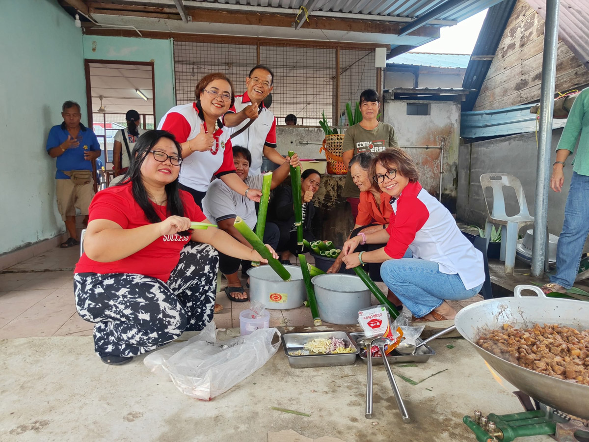 Facilitators and participants making “pangkang”. 