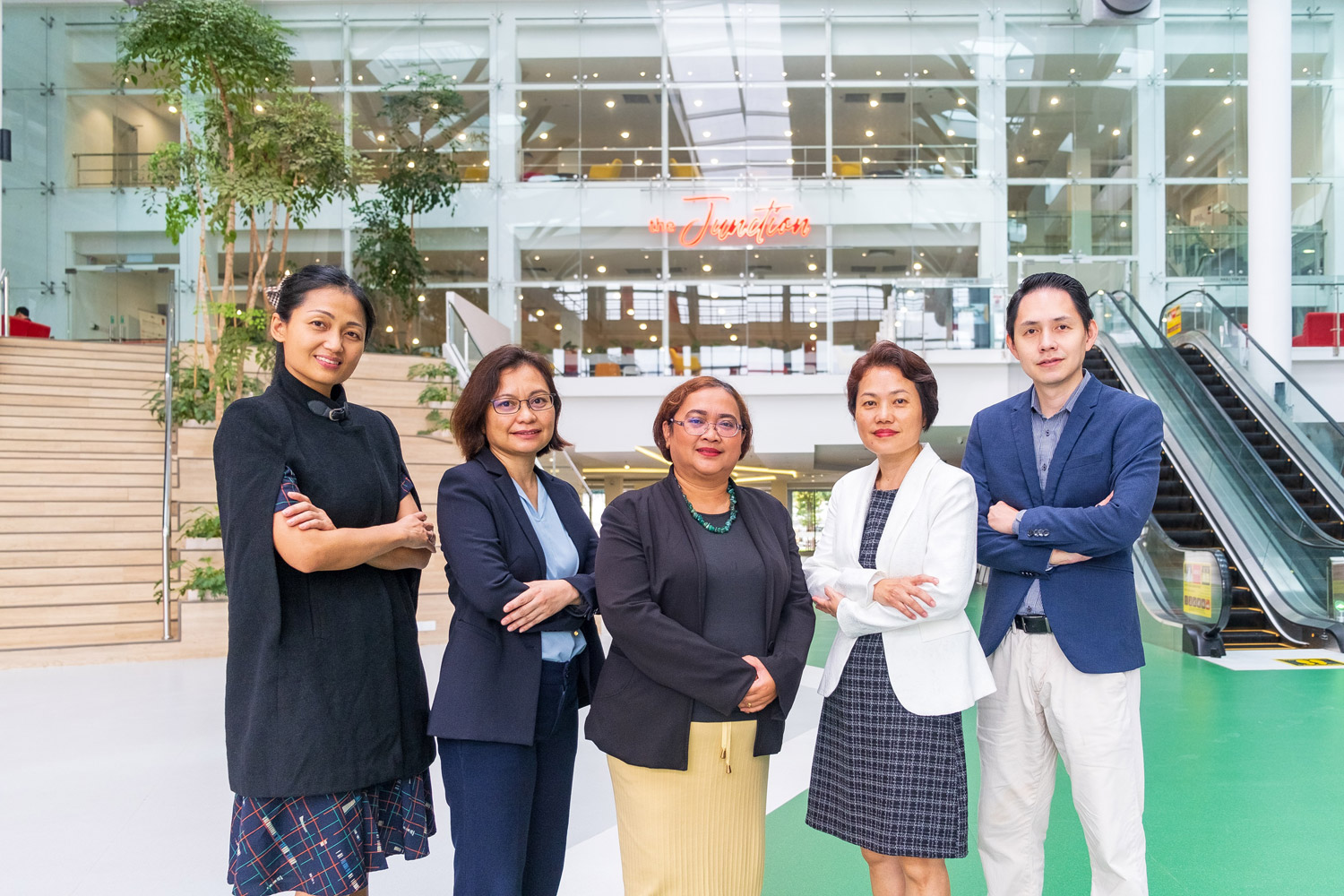 The STREAM program team which received the Highly Commended recognition in the Vice-Chancellor's Future-Focused Award category. The team consists of FBDA lecturer Dr Ling Chui Ching (far left), FECS senior lecturer Dr Irine Runnie Henry Ginjom (second left), SoF lecturer Shella Georgina Beatrice (centre), FBDA senior lecturer Su Sueh Ing (second right), and FBDA senior lecturer Dr Yii Kwang Jing (far right).