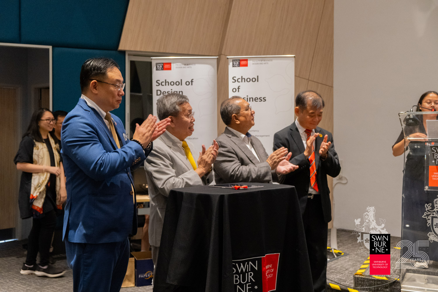 YB Datuk Amar Professor Dr Sim Kui Hian (second left) officially launches Swinburne Sarawak’s new programs, the Bachelor of Cyber Security and Bachelor of Data Science, as (from left) Ir Professor Lau Hieng Ho, Swinburne Sarawak Pro Vice-Chancellor and Chief Executive Officer; Datuk Amar Jaul Samion, Chairman of Swinburne Sarawak Board of Directors; and Datuk Dr Philip Ting, Deputy President, Sarawak Chamber of Commerce and Industry, look on.